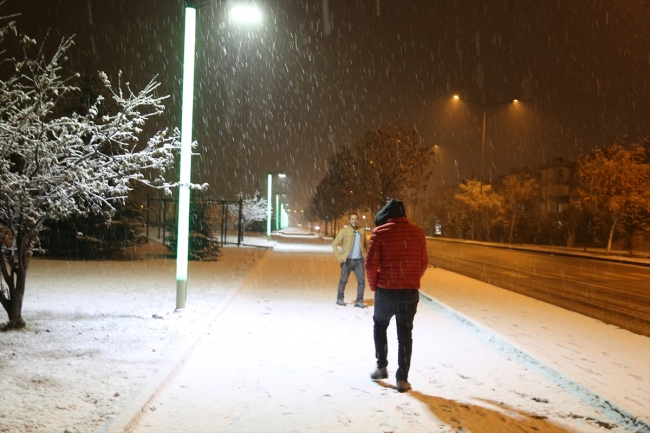 Erzurum ve Kars'ta kar yağışı kentleri beyaza bürüdü